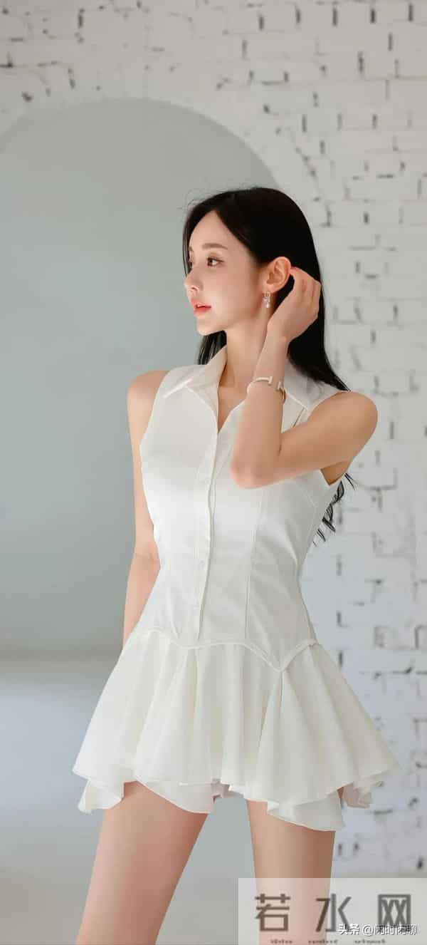 白色衬衫裙,单排扣收腰,下搭不对称荷叶边短裙,简约柔美。