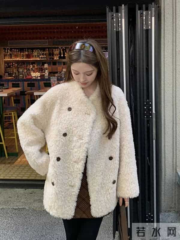 走在街上回头率很高的奶白色外套，温柔又显贵