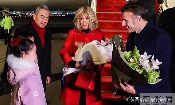 马克龙北京第二天！夫人米白套装出席仪式，兵哥哥气势磅礴，爱了