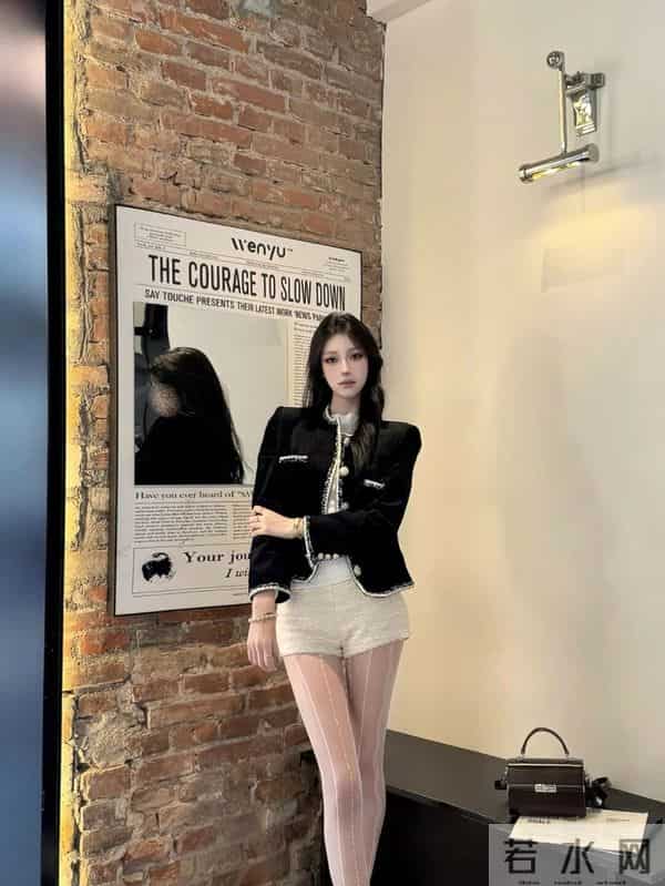 “黑色小香风+白短裤+浅肤色薄丝”，真的美爆了！