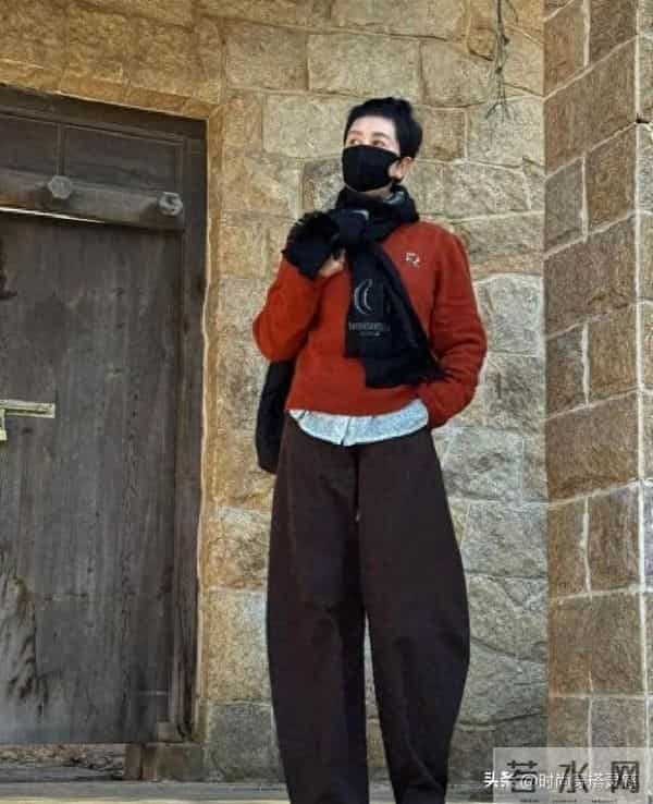 被这个50+阿姨惊艳到！穿搭不花不绿，简单却时髦，值得借鉴！