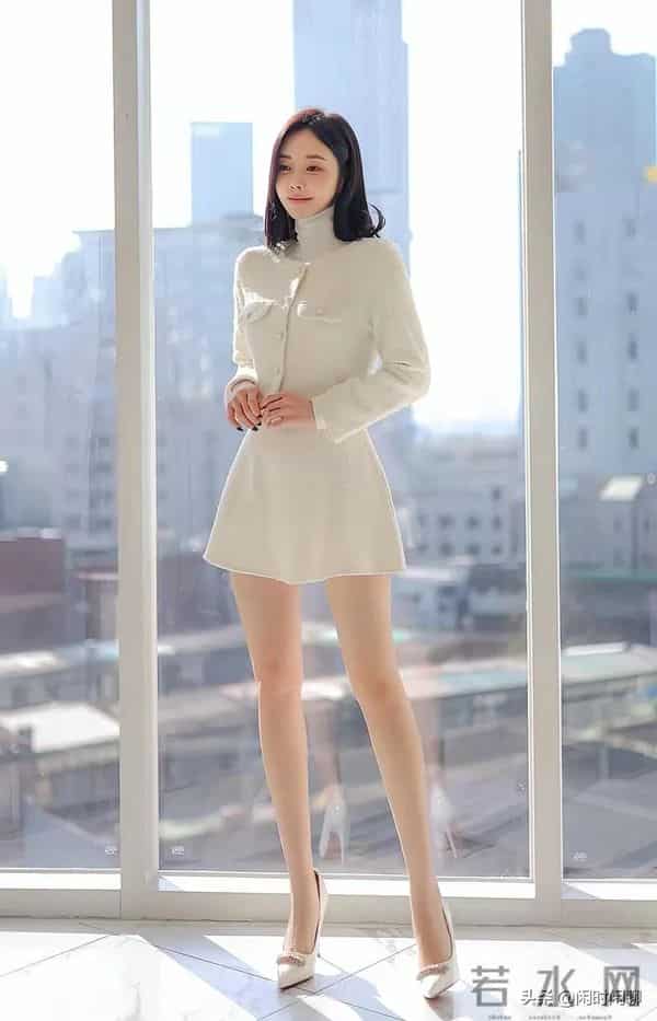 白色高定套装，镂空剪裁点睛，缎面与光影共舞，极简绽放优雅张力