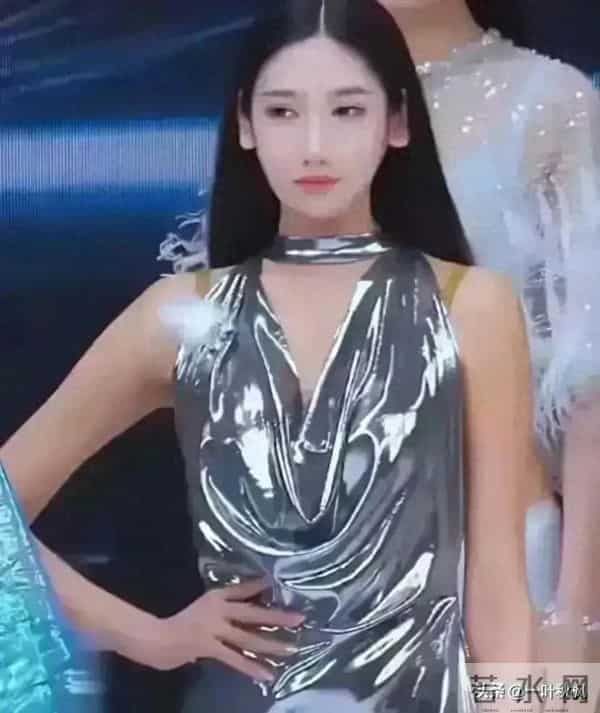 评委比模特都要漂亮,身材简直是天花板,身材高挑,气质优雅迷人