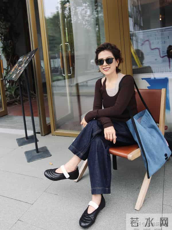 这是我见过最“优雅”的姥姥，穿衣简约却很高级，短发烫卷更洋气