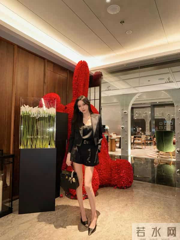 这也太“哇塞”了！黑丝+西装，拿捏财阀千金风，美到犯规！