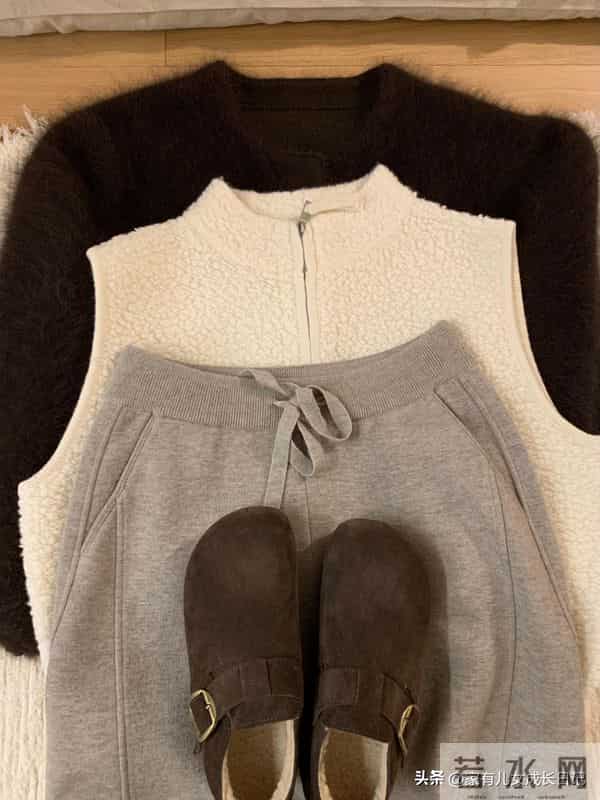 秋冬“极简暖系+松弛感”私服穿搭｜简+暖+松，通勤出街都自在