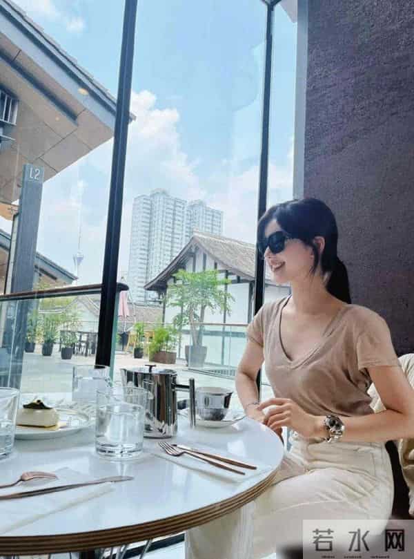 赵露思和好友逛街好轻松,看到她的穿搭后真佩服,不愧为时髦精