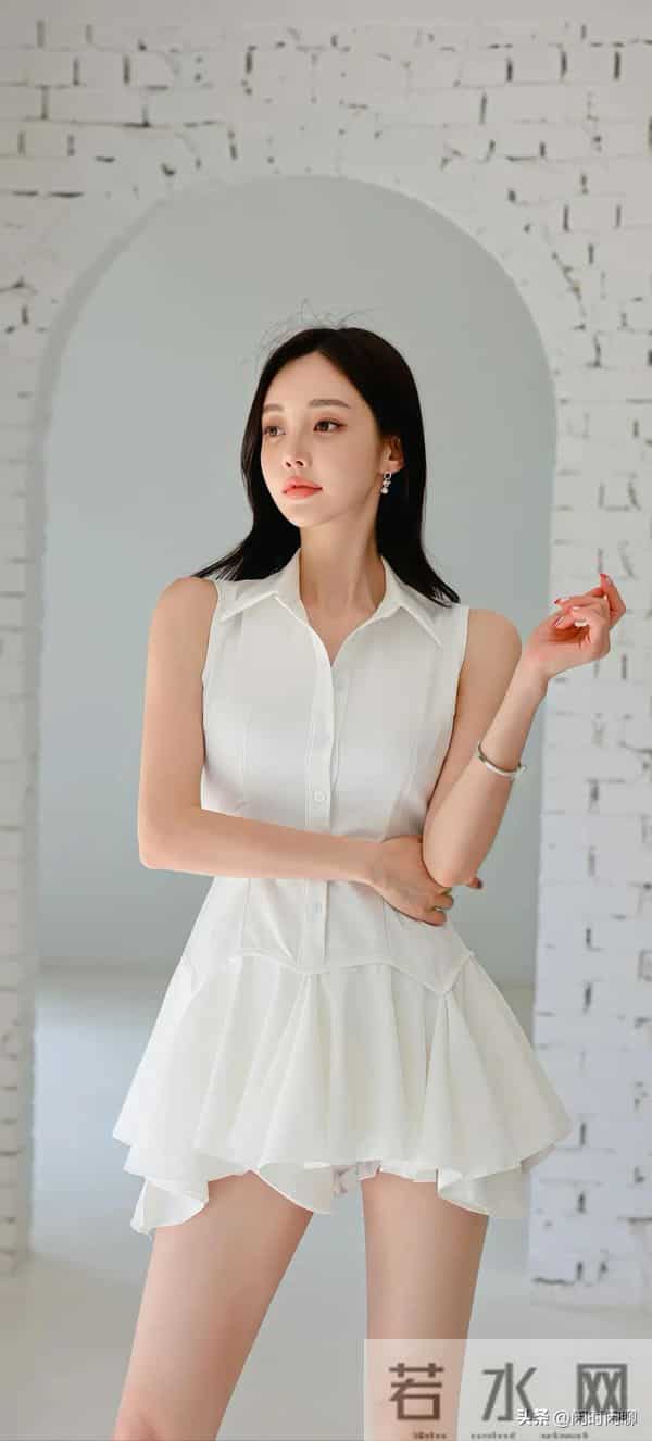 白色衬衫裙,单排扣收腰,下搭不对称荷叶边短裙,简约柔美。