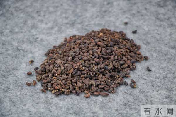 别再染白发显老！1个家常土方法养黑发，内调外护，越养越浓密