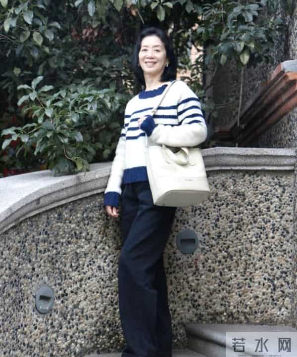 65岁老阿姨，穿衣比年轻人还时髦，说是20岁小姑娘都不过分