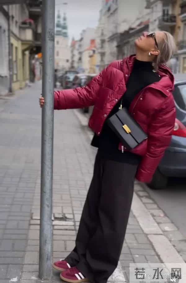小个子中年妈妈有福了！今冬“短羽绒+阔腿裤”显高显瘦太洋气！
