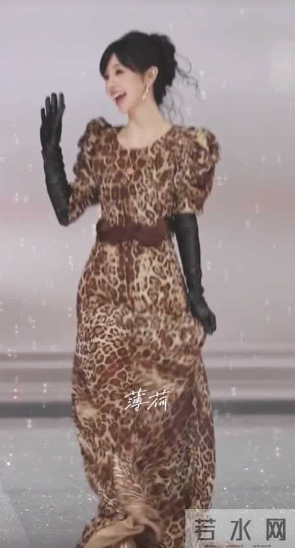 这么甜美的长相居然能轻松驾驭豹纹