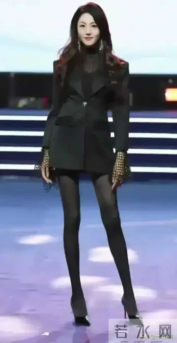 评委比模特都要漂亮，身材简直是天花板，清纯靓丽，气质优雅迷人