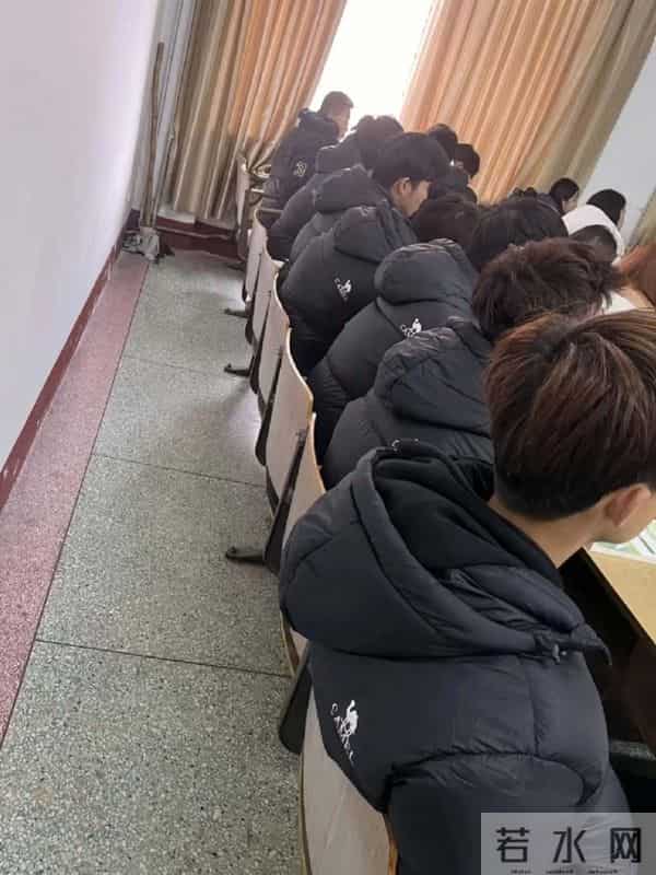 不建议大家买这3款网红羽绒服，看着洋气时髦，实际土气烂大街