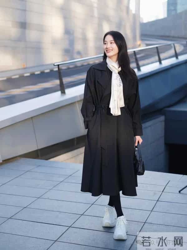 如果你有一件“黑色大衣”，试着这样配色，太高级