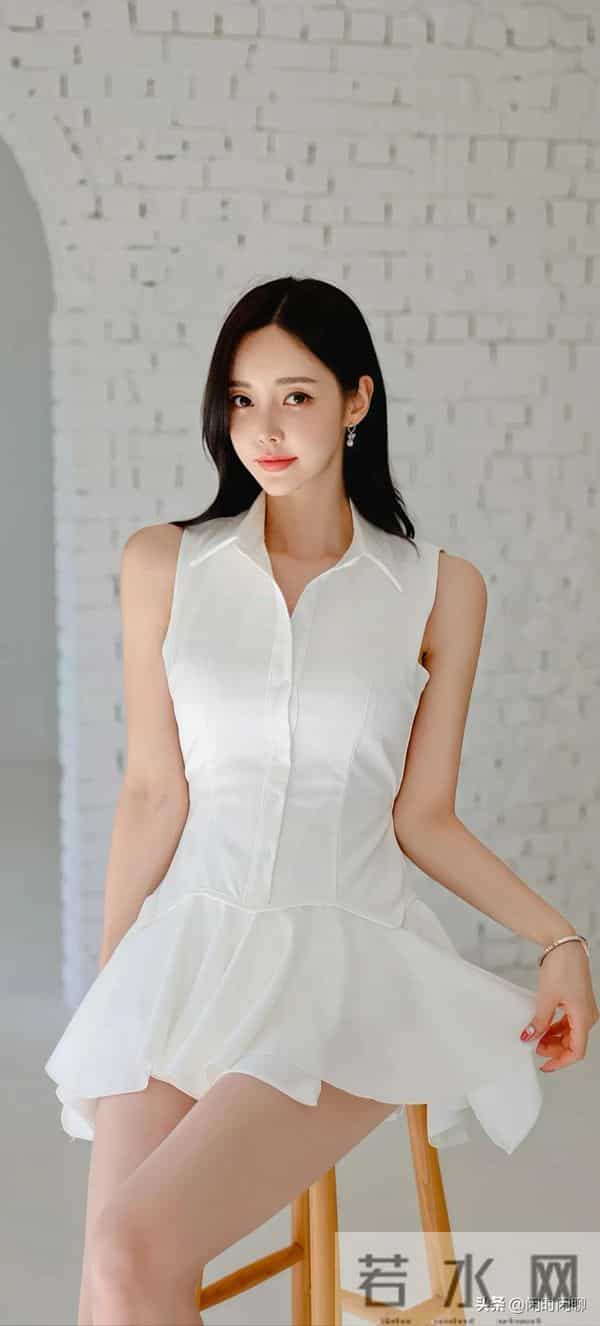 白色衬衫裙,单排扣收腰,下搭不对称荷叶边短裙,简约柔美。