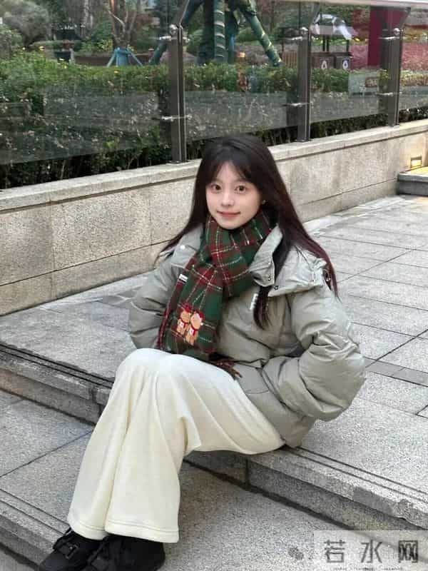 浅灰+奶白+绿格围巾，冬日松弛感穿搭