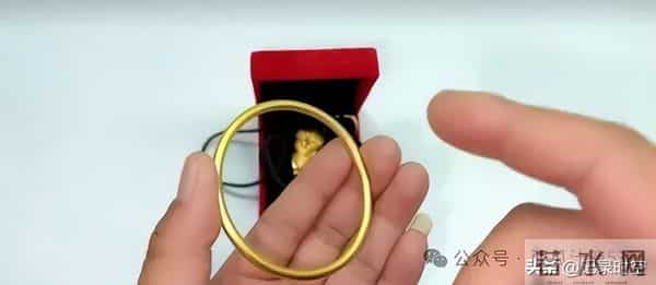 买黄金时只需带一根针，真假黄金立马“现原形”，好多人还不懂！