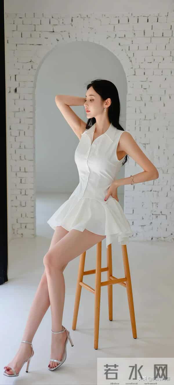白色衬衫裙,单排扣收腰,下搭不对称荷叶边短裙,简约柔美。