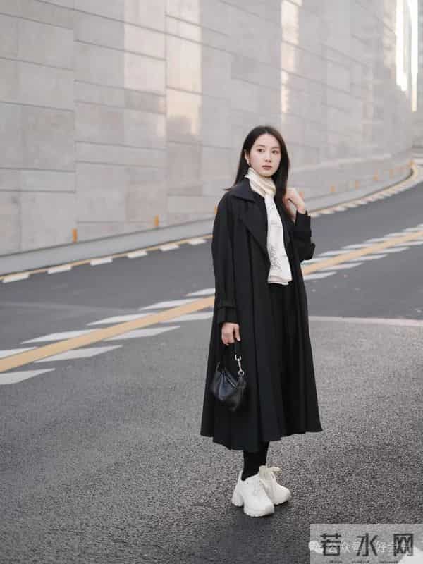 如果你有一件“黑色大衣”，试着这样配色，太高级