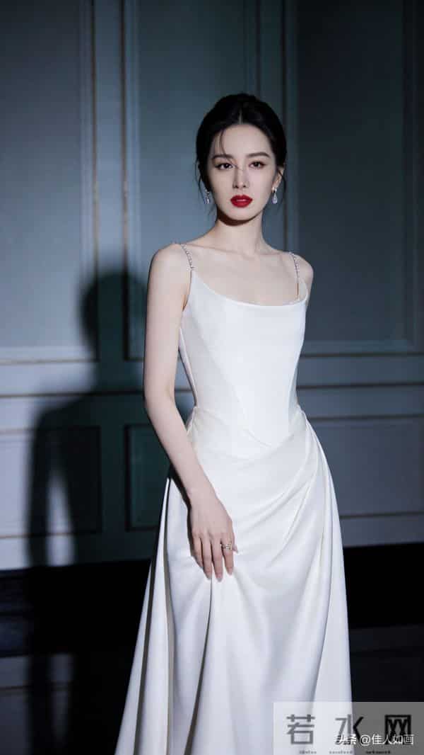 柔暗光影下的惊艳，美甲红唇高级感爆棚