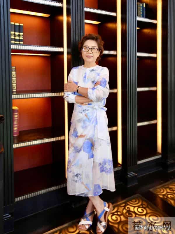 这是我见过最“优雅”的姥姥，穿衣简约却很高级，短发烫卷更洋气