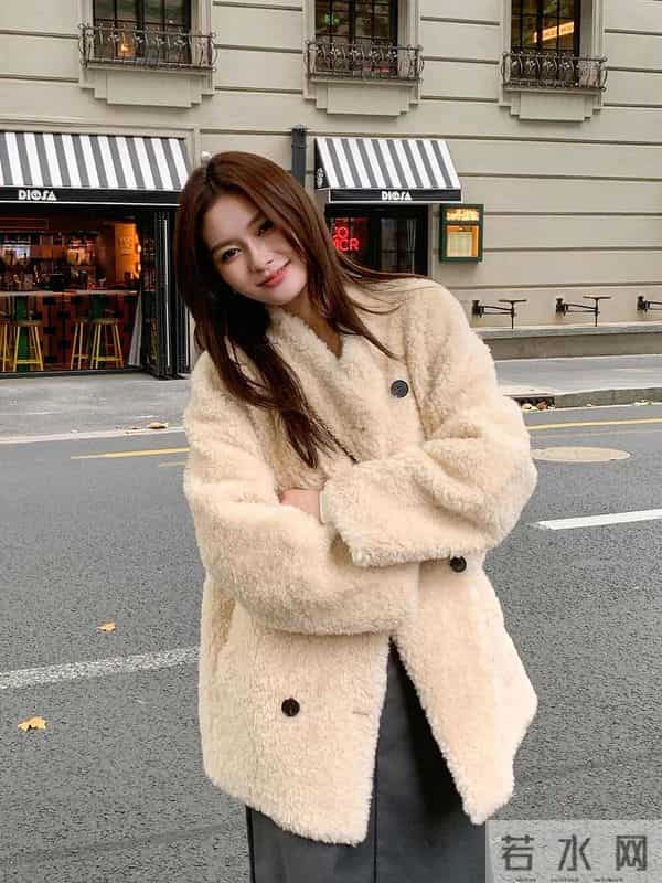 走在街上回头率很高的奶白色外套，温柔又显贵