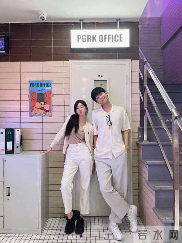 赵露思和好友逛街好轻松,看到她的穿搭后真佩服,不愧为时髦精