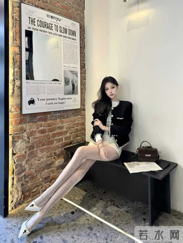 “黑色小香风+白短裤+浅肤色薄丝”，真的美爆了！