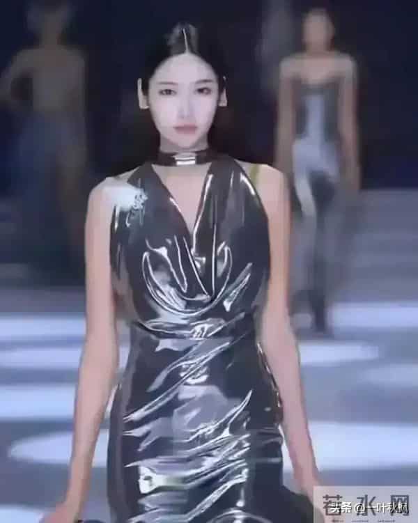 评委比模特都要漂亮,身材简直是天花板,身材高挑,气质优雅迷人