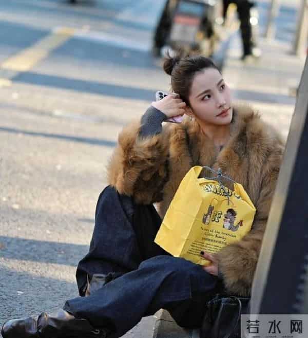 被上海女生街拍惊艳到:靴要长筒、外套带皮毛,时髦洋气还保暖!