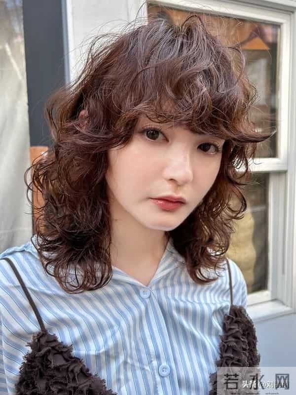 冬日氛围感天花板：日系轻复古卷短发，解锁慵懒精致的日常美学