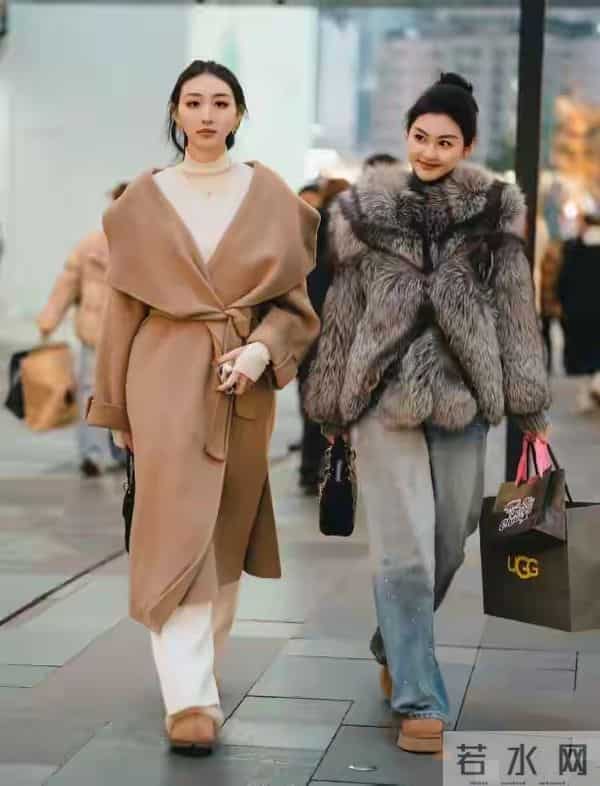 穿大衣时,裤子选“小脚”还是“阔腿”?看南京、北京街拍就懂了