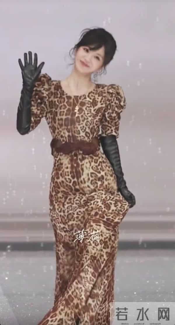 这么甜美的长相居然能轻松驾驭豹纹