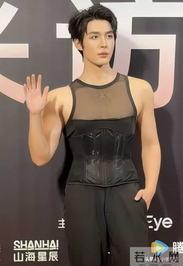 黑网衫,低胸装,短剧演员走红毯恨不得披块布上台!网友-太辣眼