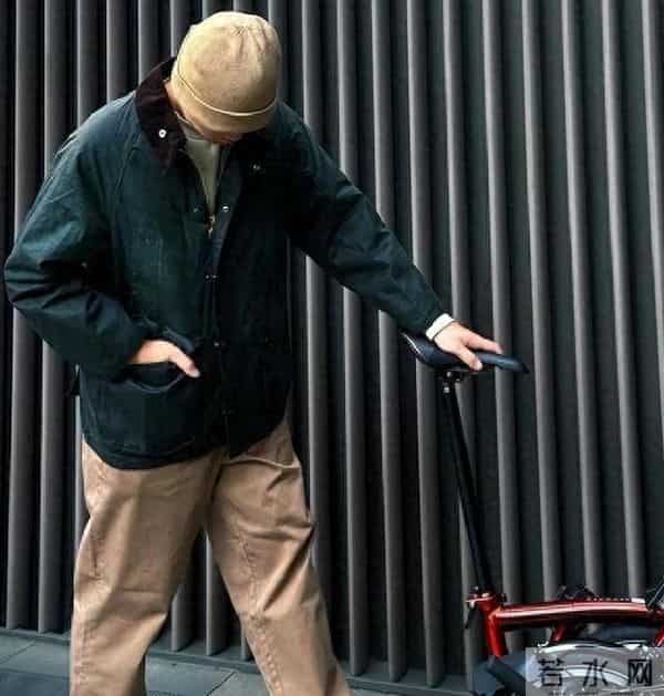 这才是50岁男人该有的打扮：Barbour外套+直筒裤，时尚又有型
