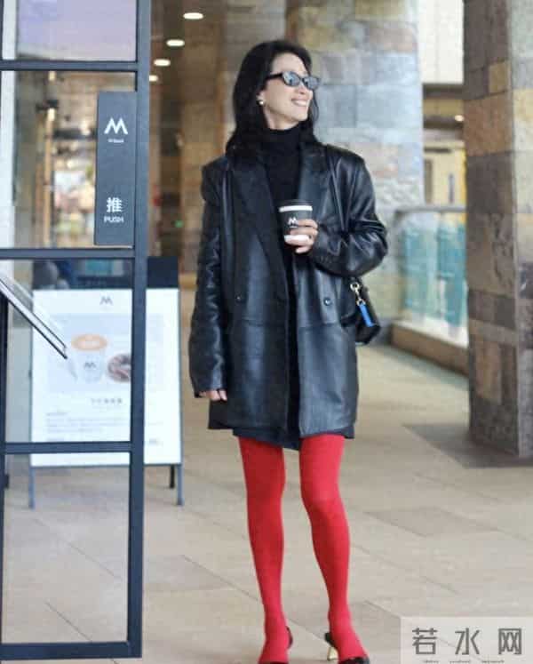 65岁老阿姨，穿衣比年轻人还时髦，说是20岁小姑娘都不过分