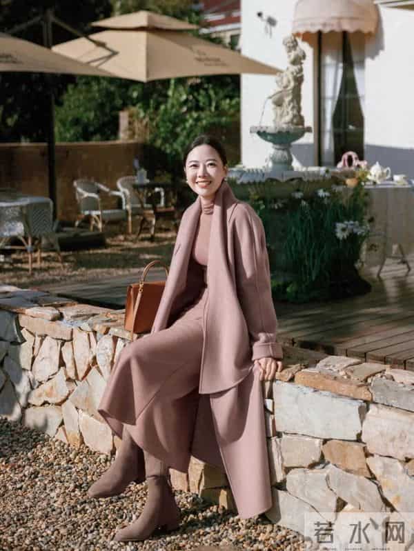 一身优雅温柔的灰粉色，太美了，真的很气质！