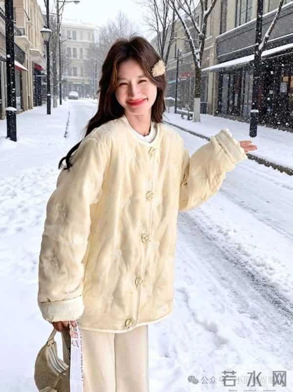 奶黄中式盘扣棉服配同色系套装,绣花纹理显贵气