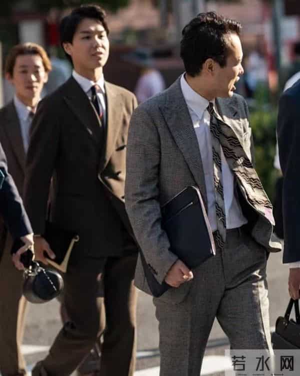 等我老了,绝不背“斜挎包”!学日本男人背这3种包包,更有品位