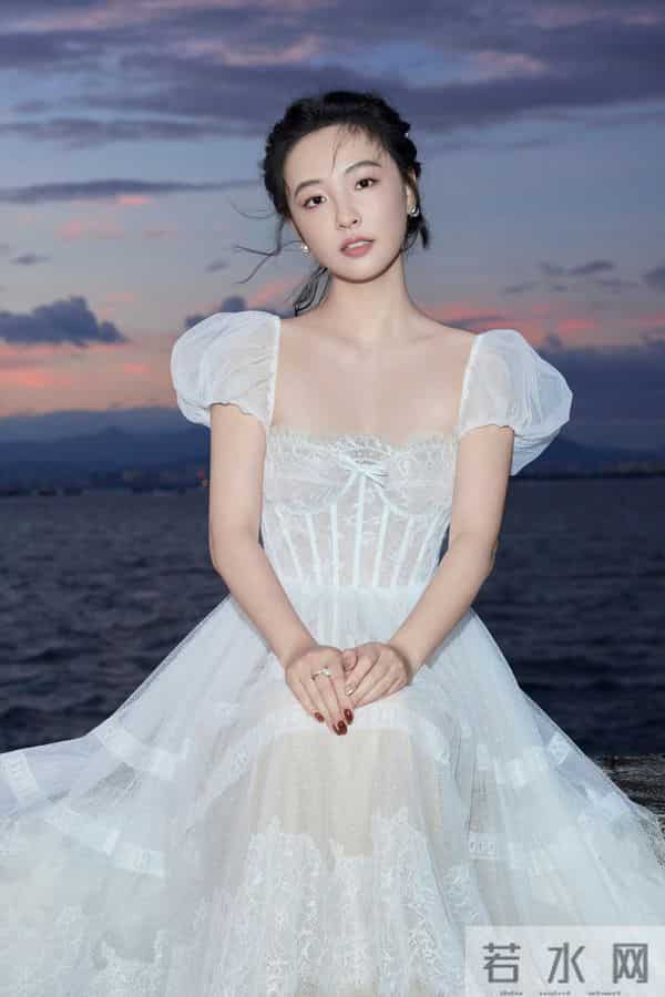 白纱蕾丝裙｜晚霞是我的背景板