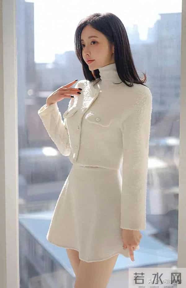 白色高定套装，镂空剪裁点睛，缎面与光影共舞，极简绽放优雅张力