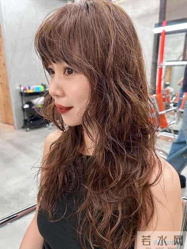 冬日氛围感天花板：日系轻复古卷短发，解锁慵懒精致的日常美学