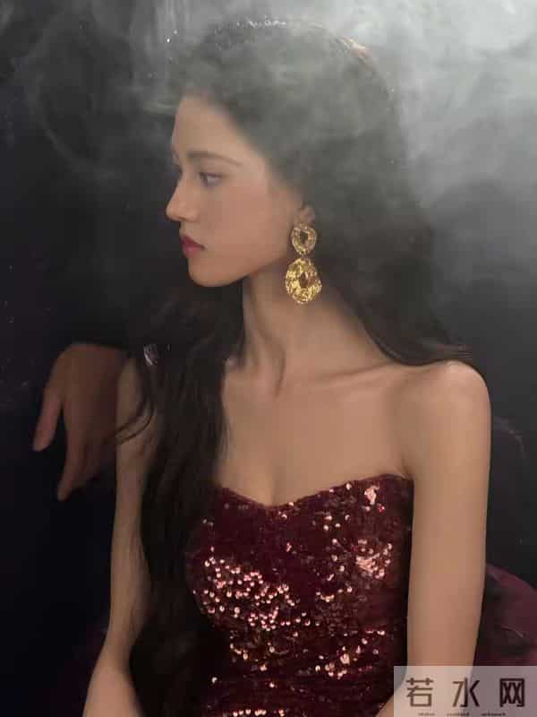 性感与优雅并存:沈羽洁酒红亮片裙露出迷人背部,开启时尚新篇章