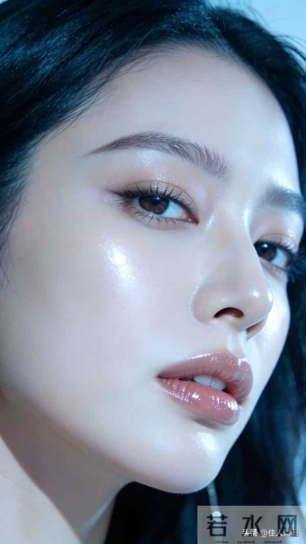黑发红唇+水光感,高级又惊艳
