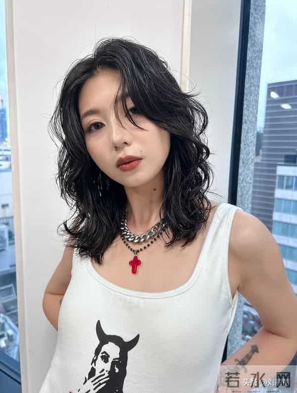 冬日氛围感天花板：日系轻复古卷短发，解锁慵懒精致的日常美学