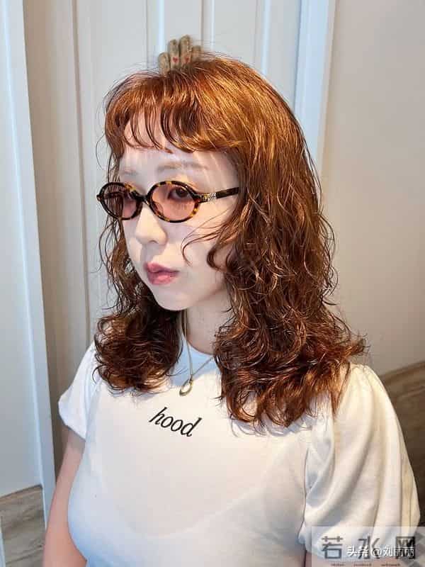 冬日氛围感天花板：日系轻复古卷短发，解锁慵懒精致的日常美学