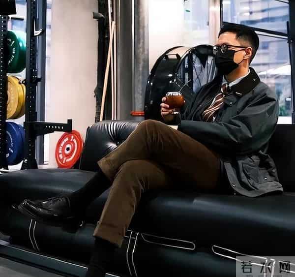 这才是50岁男人该有的打扮：Barbour外套+直筒裤，时尚又有型