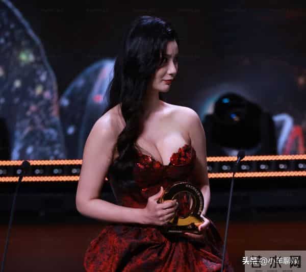 黑网衫,低胸装,短剧演员走红毯恨不得披块布上台!网友-太辣眼