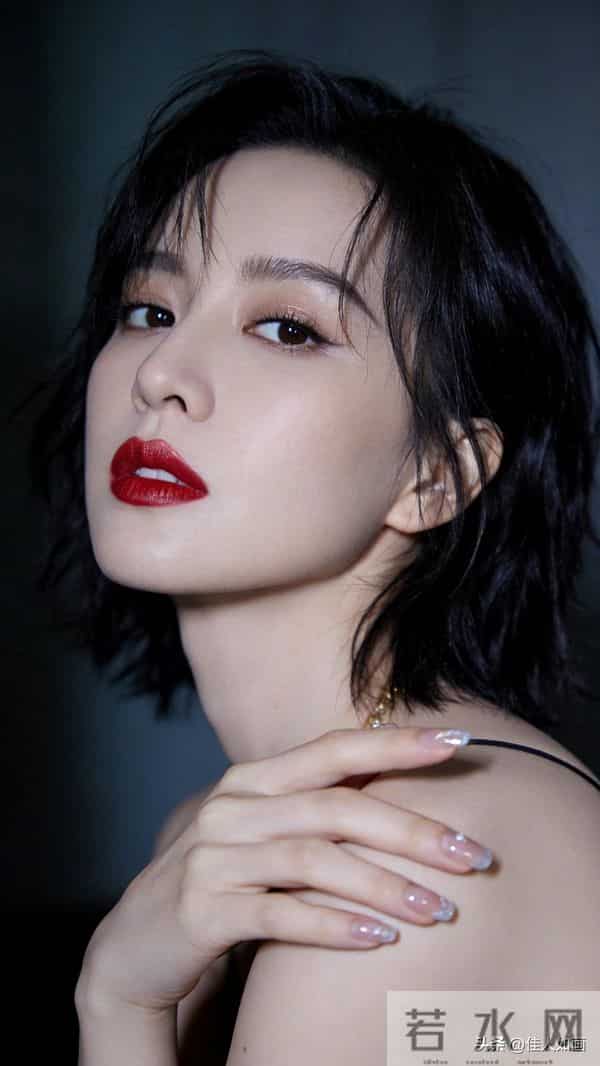 柔暗光影下的惊艳，美甲红唇高级感爆棚